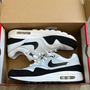 Nike White and Black Sneakers